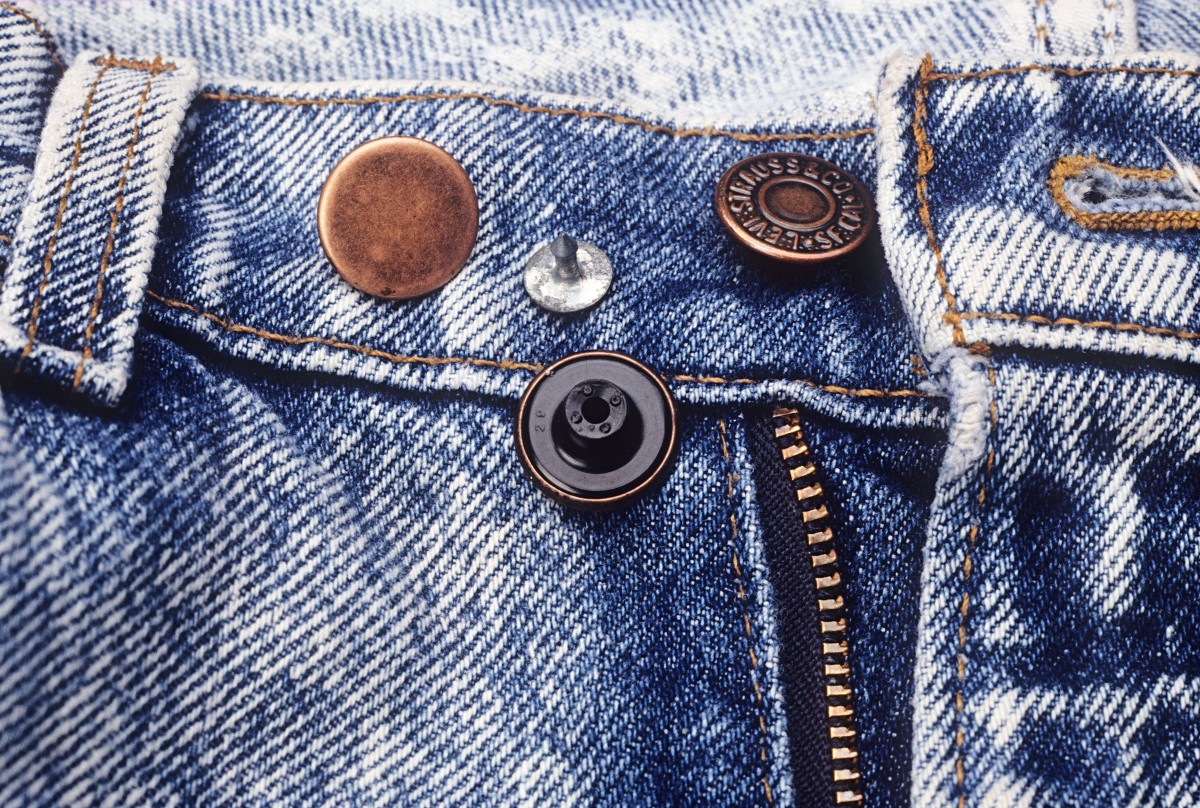 Single prong fastener button for jeans