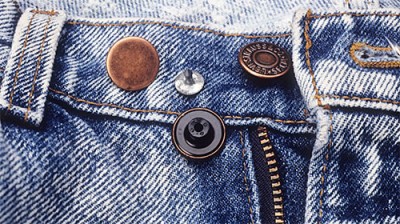 Single prong fastener button for jeans